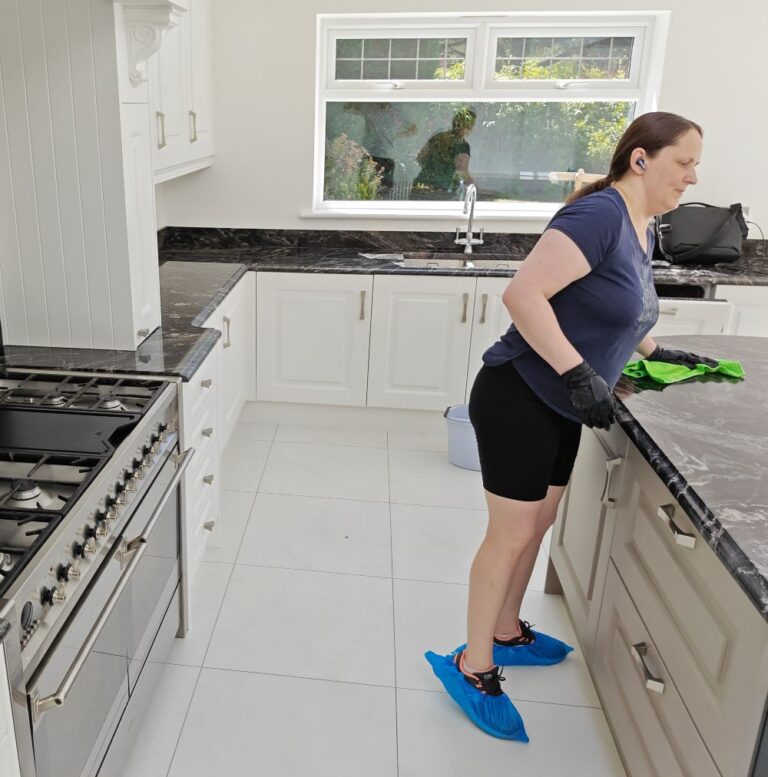 Cleaner deep cleaning kitchen 768x777