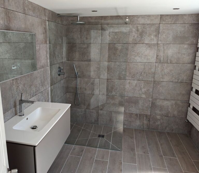 Deep cleaned bathroom 768x670