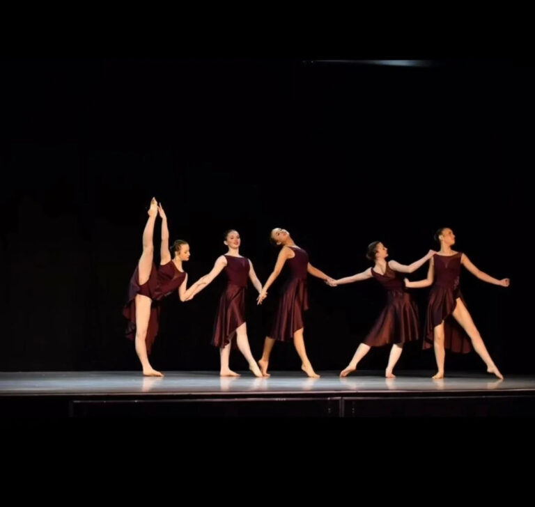 Modern dance group 768x728
